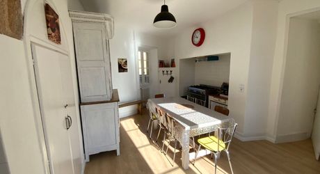 Ensemble immobilier de caractère comprenant une maison d'habitation d'environ 120 m² avec boutique de 45 m², intégré à une ancienne porte fortifiée du XIIIᵉ siècle, au cœur des halles médiévales.