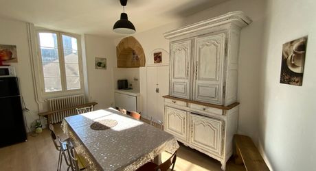 Ensemble immobilier de caractère comprenant une maison d'habitation d'environ 120 m² avec boutique de 45 m², intégré à une ancienne porte fortifiée du XIIIᵉ siècle, au cœur des halles médiévales.