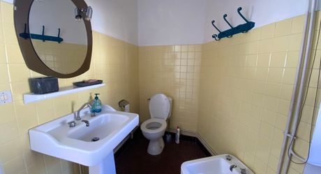 Ensemble immobilier de caractère comprenant une maison d'habitation d'environ 120 m² avec boutique de 45 m², intégré à une ancienne porte fortifiée du XIIIᵉ siècle, au cœur des halles médiévales.