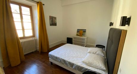 Ensemble immobilier de caractère comprenant une maison d'habitation d'environ 120 m² avec boutique de 45 m², intégré à une ancienne porte fortifiée du XIIIᵉ siècle, au cœur des halles médiévales.