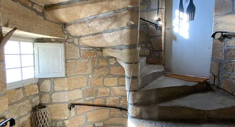 Ensemble immobilier de caractère comprenant une maison d'habitation d'environ 120 m² avec boutique de 45 m², intégré à une ancienne porte fortifiée du XIIIᵉ siècle, au cœur des halles médiévales.