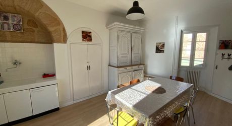 Ensemble immobilier de caractère comprenant une maison d'habitation d'environ 120 m² avec boutique de 45 m², intégré à une ancienne porte fortifiée du XIIIᵉ siècle, au cœur des halles médiévales.