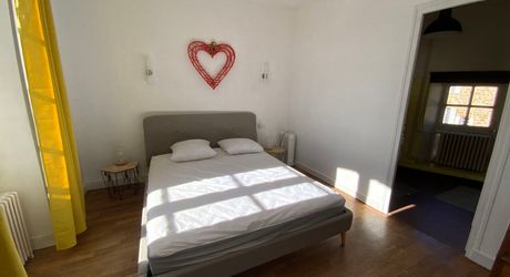 Ensemble immobilier de caractère comprenant une maison d'habitation d'environ 120 m² avec boutique de 45 m², intégré à une ancienne porte fortifiée du XIIIᵉ siècle, au cœur des halles médiévales.