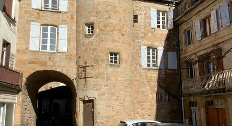 Ensemble immobilier de caractère comprenant une maison d'habitation d'environ 120 m² avec boutique de 45 m², intégré à une ancienne porte fortifiée du XIIIᵉ siècle, au cœur des halles médiévales.
