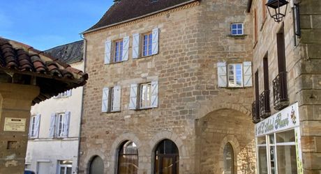 Ensemble immobilier de caractère comprenant une maison d'habitation d'environ 120 m² avec boutique de 45 m², intégré à une ancienne porte fortifiée du XIIIᵉ siècle, au cœur des halles médiévales.