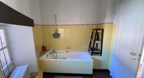 Ensemble immobilier de caractère comprenant une maison d'habitation d'environ 120 m² avec boutique de 45 m², intégré à une ancienne porte fortifiée du XIIIᵉ siècle, au cœur des halles médiévales.