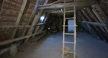 Ensemble immobilier de caractère comprenant une maison d'habitation d'environ 120 m² avec boutique de 45 m², intégré à une ancienne porte fortifiée du XIIIᵉ siècle, au cœur des halles médiévales.