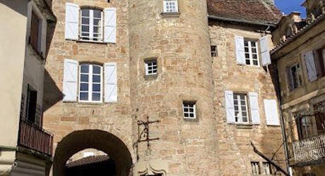 Ensemble immobilier de caractère comprenant une maison d'habitation d'environ 120 m² avec boutique de 45 m², intégré à une ancienne porte fortifiée du XIIIᵉ siècle, au cœur des halles médiévales.