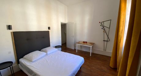 Ensemble immobilier de caractère comprenant une maison d'habitation d'environ 120 m² avec boutique de 45 m², intégré à une ancienne porte fortifiée du XIIIᵉ siècle, au cœur des halles médiévales.