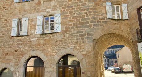 Ensemble immobilier de caractère comprenant une maison d'habitation d'environ 120 m² avec boutique de 45 m², intégré à une ancienne porte fortifiée du XIIIᵉ siècle, au cœur des halles médiévales.