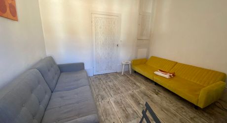 Ensemble immobilier de caractère comprenant une maison d'habitation d'environ 120 m² avec boutique de 45 m², intégré à une ancienne porte fortifiée du XIIIᵉ siècle, au cœur des halles médiévales.
