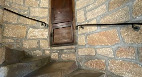 Ensemble immobilier de caractère comprenant une maison d'habitation d'environ 120 m² avec boutique de 45 m², intégré à une ancienne porte fortifiée du XIIIᵉ siècle, au cœur des halles médiévales.