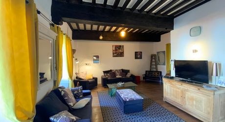 Ensemble immobilier de caractère comprenant une maison d'habitation d'environ 120 m² avec boutique de 45 m², intégré à une ancienne porte fortifiée du XIIIᵉ siècle, au cœur des halles médiévales.