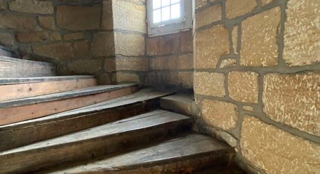 Ensemble immobilier de caractère comprenant une maison d'habitation d'environ 120 m² avec boutique de 45 m², intégré à une ancienne porte fortifiée du XIIIᵉ siècle, au cœur des halles médiévales.
