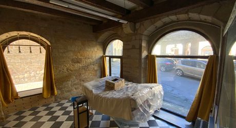 Ensemble immobilier de caractère comprenant une maison d'habitation d'environ 120 m² avec boutique de 45 m², intégré à une ancienne porte fortifiée du XIIIᵉ siècle, au cœur des halles médiévales.