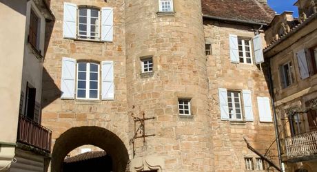 Ensemble immobilier de caractère comprenant une maison d'habitation d'environ 120 m² avec boutique de 45 m², intégré à une ancienne porte fortifiée du XIIIᵉ siècle, au cœur des halles médiévales.