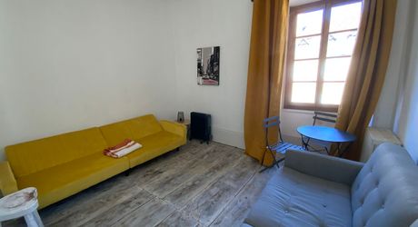 Ensemble immobilier de caractère comprenant une maison d'habitation d'environ 120 m² avec boutique de 45 m², intégré à une ancienne porte fortifiée du XIIIᵉ siècle, au cœur des halles médiévales.