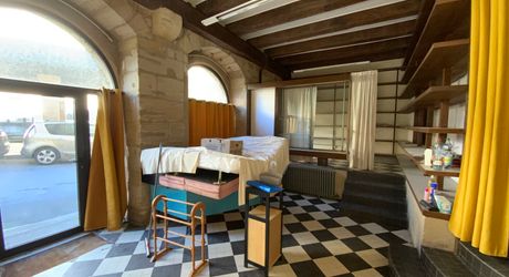 Ensemble immobilier de caractère comprenant une maison d'habitation d'environ 120 m² avec boutique de 45 m², intégré à une ancienne porte fortifiée du XIIIᵉ siècle, au cœur des halles médiévales.