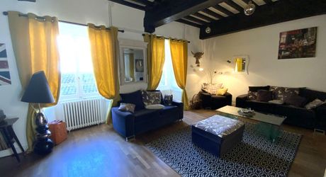 Ensemble immobilier de caractère comprenant une maison d'habitation d'environ 120 m² avec boutique de 45 m², intégré à une ancienne porte fortifiée du XIIIᵉ siècle, au cœur des halles médiévales.