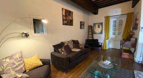 Ensemble immobilier de caractère comprenant une maison d'habitation d'environ 120 m² avec boutique de 45 m², intégré à une ancienne porte fortifiée du XIIIᵉ siècle, au cœur des halles médiévales.