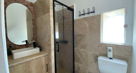Ensemble immobilier de caractère comprenant une maison d'habitation d'environ 120 m² avec boutique de 45 m², intégré à une ancienne porte fortifiée du XIIIᵉ siècle, au cœur des halles médiévales.