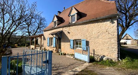 In the Livernon area, in a peaceful setting, a charming period house with outbuildings and a swimming pool.