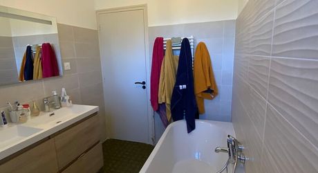 Proche toutes commodités, maison familiale et chaleureuse , 4 chambres – Quartier paisible et résidentiel.