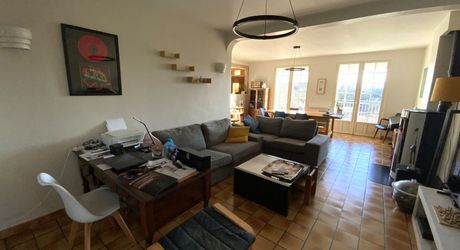Proche toutes commodités, maison familiale et chaleureuse , 4 chambres – Quartier paisible et résidentiel.
