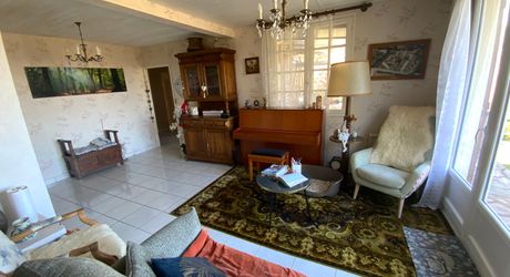  A vendre, maison T5 avec parc, garage et atelier à 5 min du centre ville de Gramat