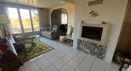  A vendre, maison T5 avec parc, garage et atelier à 5 min du centre ville de Gramat