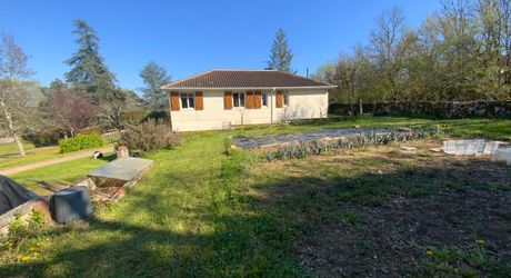  A vendre, maison T5 avec parc, garage et atelier à 5 min du centre ville de Gramat