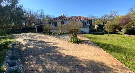  A vendre, maison T5 avec parc, garage et atelier à 5 min du centre ville de Gramat