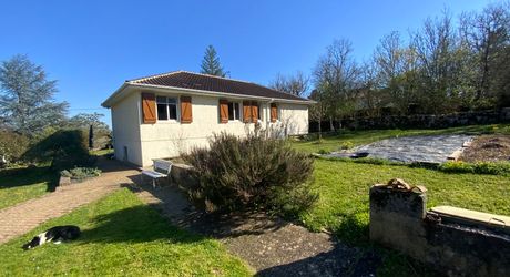  A vendre, maison T5 avec parc, garage et atelier à 5 min du centre ville de Gramat