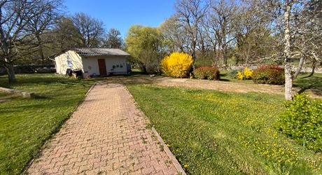  A vendre, maison T5 avec parc, garage et atelier à 5 min du centre ville de Gramat