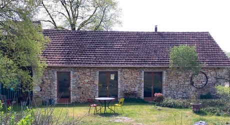 For sale, sector Coeur de Causse, real estate nestled in lush greenery, ideal for family project or potential tourist accommodation.