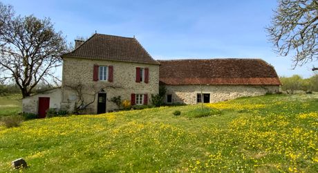 For sale, sector Coeur de Causse, real estate nestled in lush greenery, ideal for family project or potential tourist accommodation.