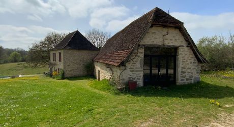 For sale, sector Coeur de Causse, real estate nestled in lush greenery, ideal for family project or potential tourist accommodation.