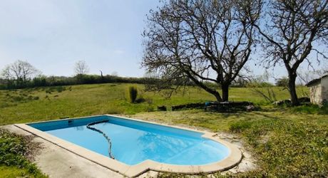 For sale, sector Coeur de Causse, real estate nestled in lush greenery, ideal for family project or potential tourist accommodation.