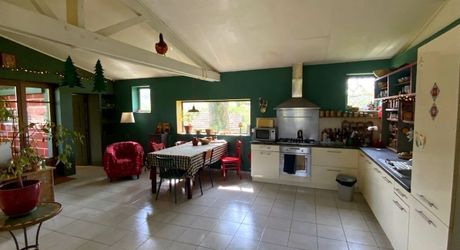 For sale, sector Coeur de Causse, real estate nestled in lush greenery, ideal for family project or potential tourist accommodation.