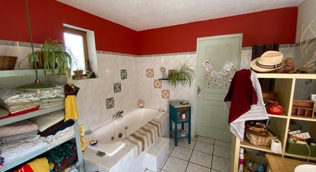 For sale, sector Coeur de Causse, real estate nestled in lush greenery, ideal for family project or potential tourist accommodation.