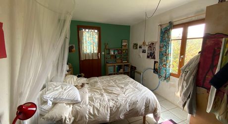 For sale, sector Coeur de Causse, real estate nestled in lush greenery, ideal for family project or potential tourist accommodation.