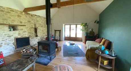 For sale, sector Coeur de Causse, real estate nestled in lush greenery, ideal for family project or potential tourist accommodation.