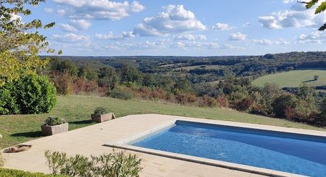 Secteur Gramat, très belle propriété avec vue panoramique, 2,59 hectares de terrain, dépendance et piscine 