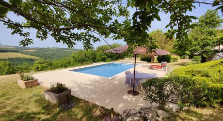 Secteur Gramat, très belle propriété avec vue panoramique, 2,59 hectares de terrain, dépendance et piscine 