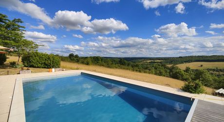 Secteur Gramat, très belle propriété avec vue panoramique, 2,59 hectares de terrain, dépendance et piscine 