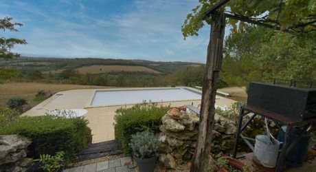 Secteur Gramat, très belle propriété avec vue panoramique, 2,59 hectares de terrain, dépendance et piscine 