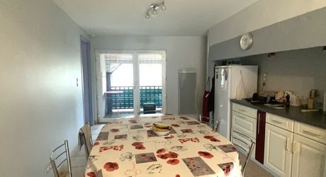 Secteur Bretenoux, maison de village entièrement restaurée avec cour et balcon