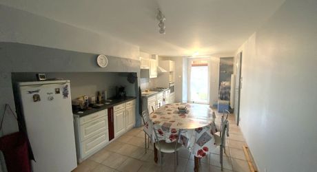 Secteur Bretenoux, maison de village entièrement restaurée avec cour et balcon