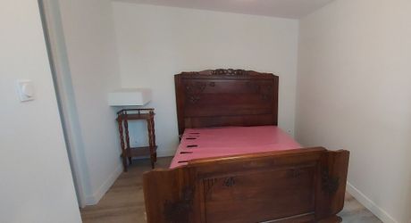 Secteur Bretenoux, maison de village entièrement restaurée avec cour et balcon