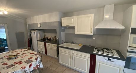 Secteur Bretenoux, maison de village entièrement restaurée avec cour et balcon